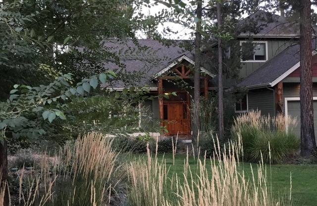 Great River Front Vacation Home in Sunriver with Hot Tub! Pet Friendly DCCA#1432