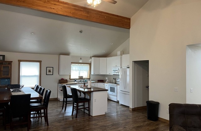 Great space for group walking distance to grocery store and restaurant.