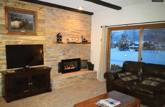 Great Summer Rates at this perfectly located condo with pool and hot tubs!