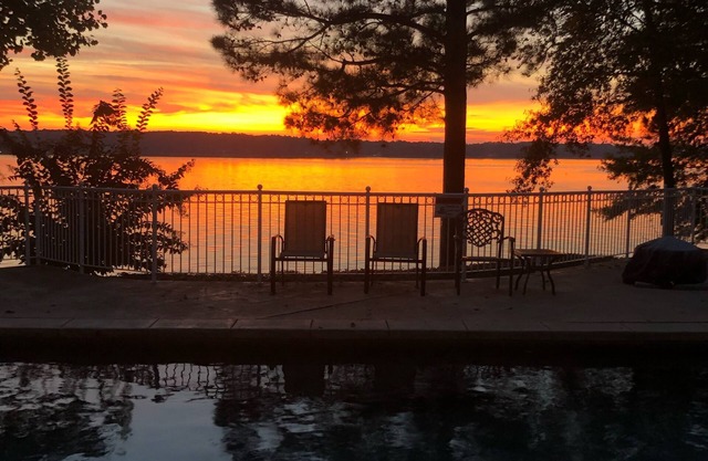 Great sunset Views of the Lake with Pool/Dock Peace, ambiance and Tranquility