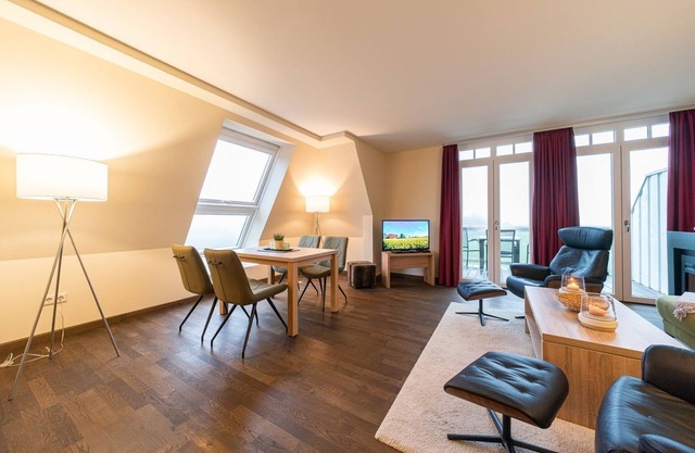 Great top floor apartment close to the beach, sauna, two balconies with land & sea views