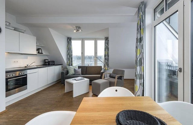 Great top floor apartment with sea view and west-facing loggia - only 100 m to the beach!