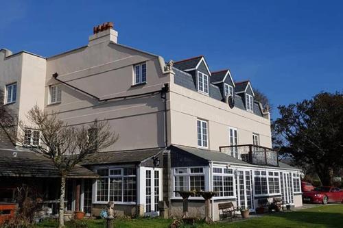 Great Trethew Hotel - Self Catering Lodges - Bar & Restaurant