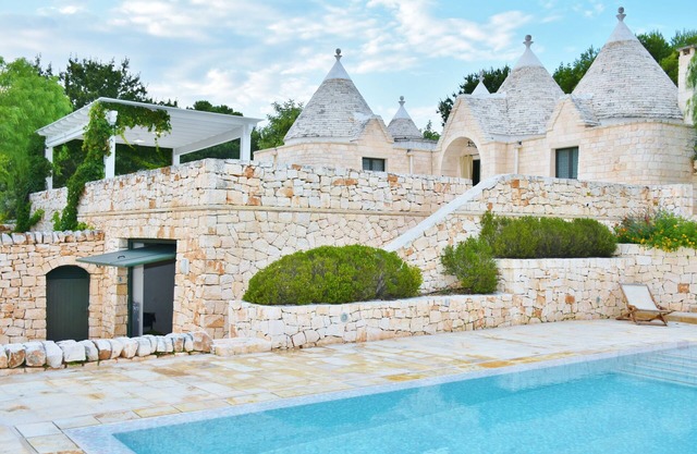 Great Trulli Style Villa w/Infinity Edge Heated Private Pool, 500+sqm Terraces