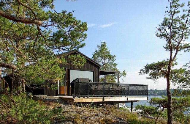 Great vacation home with panoramic views, in charming location by the sea.