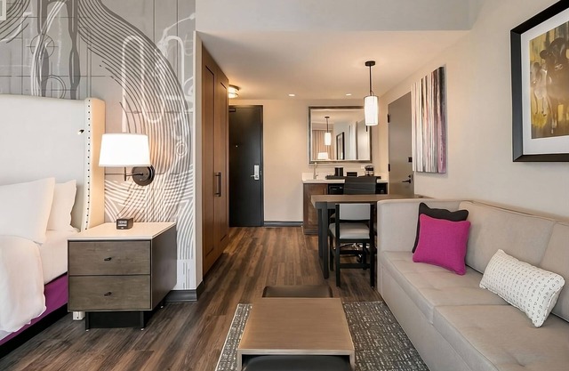 Great Vacation Awaits! 3 Relaxing Units, Free Breakfast, Indoor Pool!