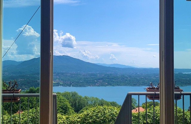 GREAT VIEW HOUSE - LAKE MAGGIORE 10 MINUTES FROM STRESA AND THE BORROMEE ISLANDS
