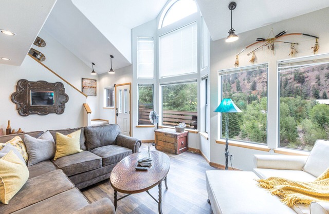 Great Views-Sleeps 8-Private Deck-Walk to Main St