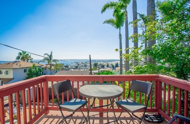 Great Views Studio apartment near Little Italy
