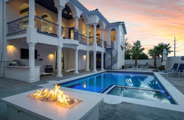 Greek Goddess, Private Heated Pool and Hot Tub
