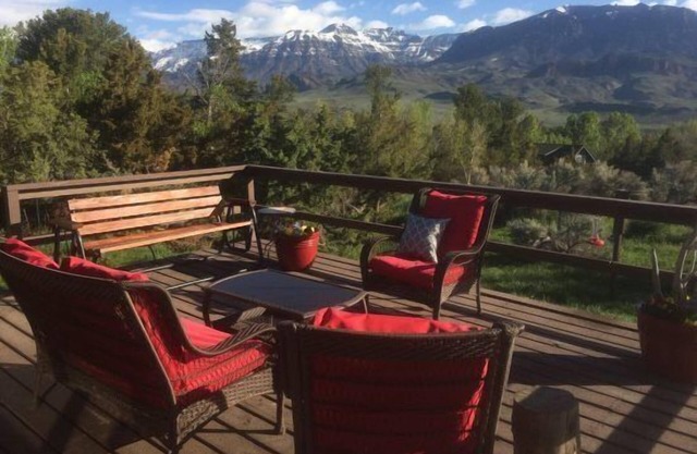 Green Creek Retreat, panoramic mountain views, close to Yellowstone National Park, pet friendly!
