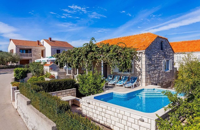 Green Garden House - Four Bedroom House with Private Pool