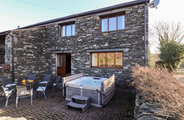 GREEN HILLS FARM, pet friendly, with hot tub in Ulverston