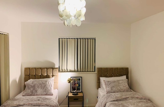 Green Lantern, Private En-suite Double Room, Garden and Free Parking