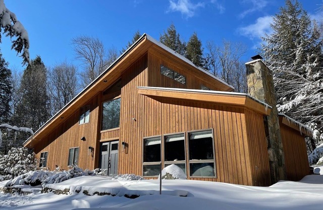 Green Mountain Chalet w/Hot Tub, Sauna, Treehouse on 4 acres