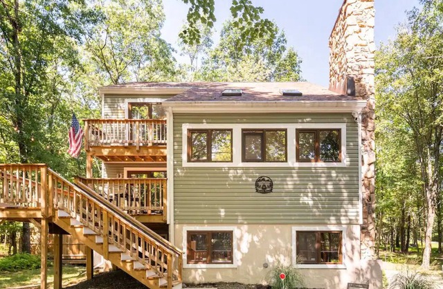 Green Pearl Luxury Vacation - Hot Tub, Game Room, Fire Pit, AC, Shared Pool
