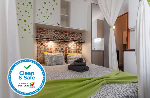 Green studio, Private Balcony, 100 meters, 2 min by foot, of Peniche Beach