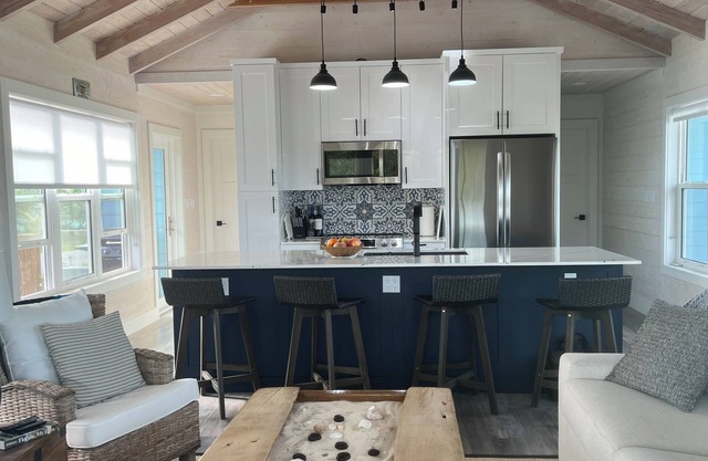 Green Turtle Cay Cottage. New cottage steps from Bita Bay beach New Master Bath.