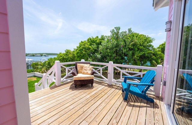 Green Turtle Cay, Luxury Suite, on White Sound with private dock.