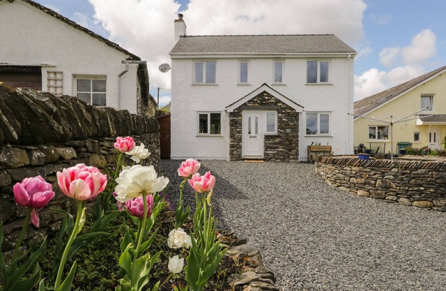 GREEN VIEW, pet friendly, with open fire in Lowick Green