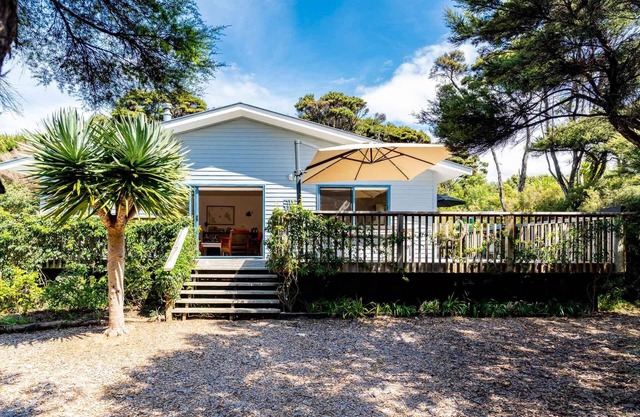 Green Views - Cute, sunny and pet-friendly cottage in a lovely bush setting close to amenities