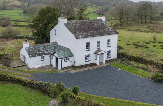 GREEN YEW, pet friendly, with a garden in Bowness-On-Windermere