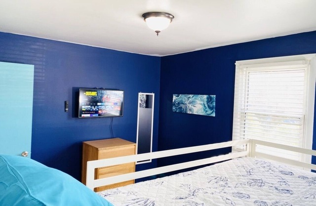 GreenCharm - King Suite, 3BR, 4TVs- 30Day discount