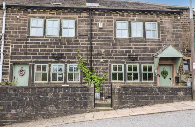 GREENFIELD COTTAGE, pet friendly, with open fire in Oakworth
