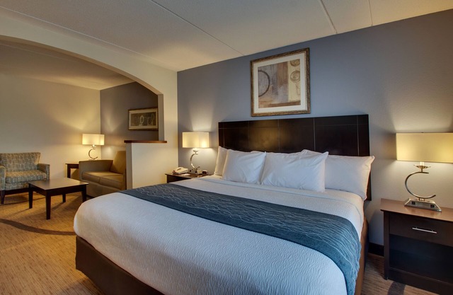 Greenfield Inn & Suites Owensboro, KY Airport