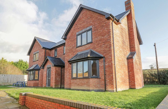 GREENFIELDS COTTAGE, pet friendly, with a garden in Montgomery