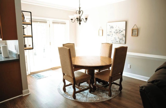 Greensboro Charm - Cozy 3-bedroom Townhome with WiFi, AC in amazing Greensboro