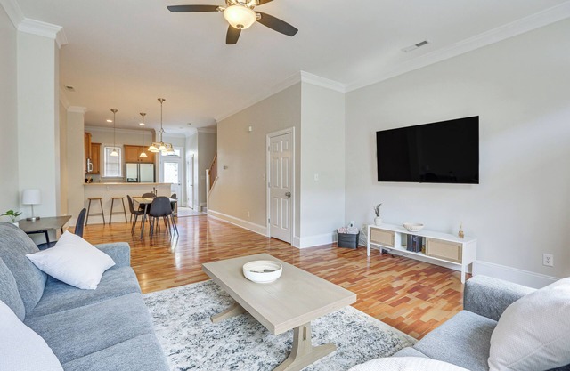 Greensboro Townhome w/Fire Pit < 1 Mi to Downtown