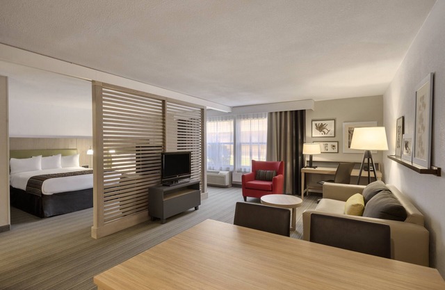 GreenTree Inn & Suites Phoenix Sky Harbor