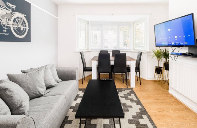 Greenvale Apartment - Sleeps 4 + Breakfast Hamper