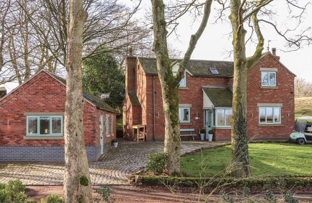 GREENWAY COTTAGE, with hot tub in Bagnall