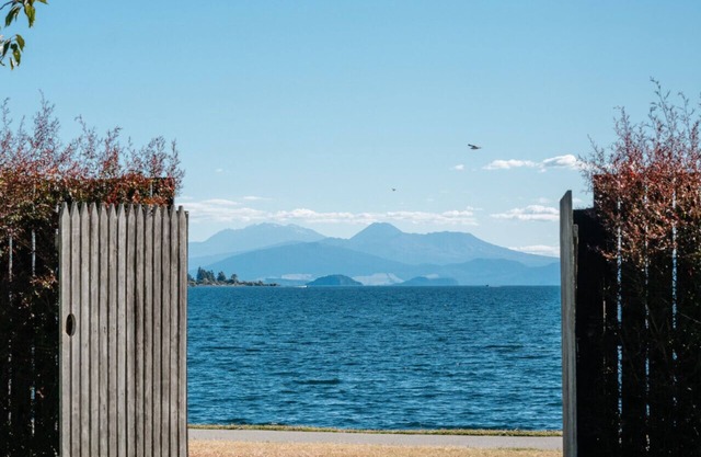 Greenwood Lodge at Lake Taupo | Lakeside Escape w/Beach, Lawn & Mooring