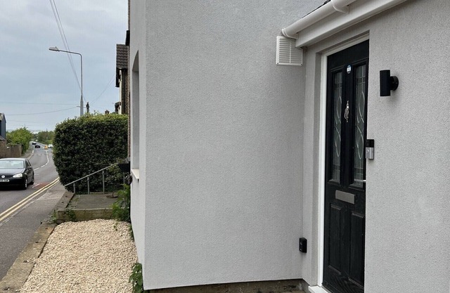 Grey Skies, Private En-suite Double Room, Garden and Free Parking
