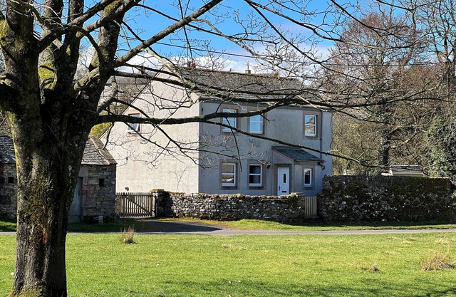 GREYWALLS, pet friendly, character holiday cottage in Maulds Meaburn
