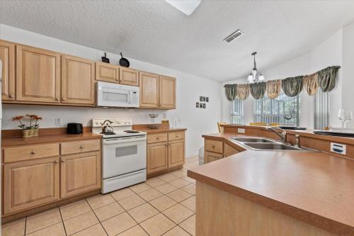 GRH14444 - Cumbrian Lakes - 4 Bed 3 Baths Villa