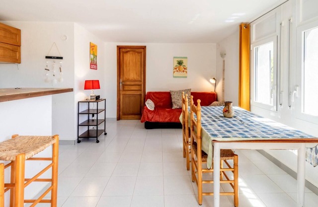 Grifeu 12 - Studio apartment with sea views