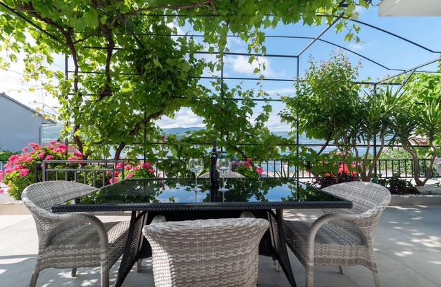 GRIGIC 1 - 2 bedroom apartment for 4 persons, 170m from a beach