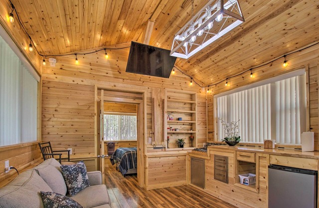 Grill, Fire Pit: Pet-friendly Lakeside Cottage!