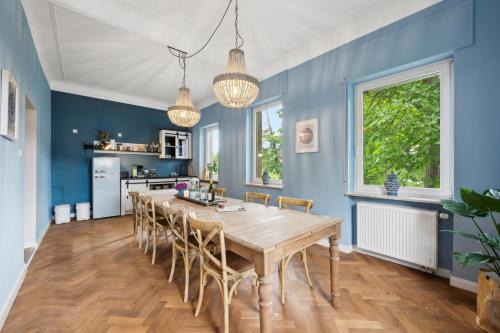 große Altbau Wohnung I Terrasse I Zentral I Parkplatz I 8 Personen