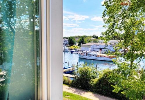 Große Ferienwohnung mit traumhaftem Hafenblick von "Momentic"