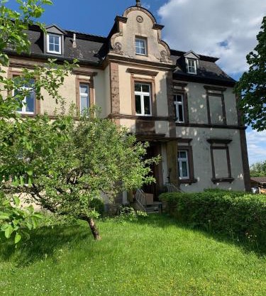 Große Ferienwohnung in einer Villa im Grünen