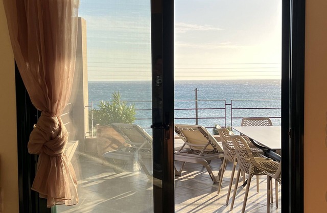 Große Geräumige Traumwohnung mit Balkon Garten und Meerblick