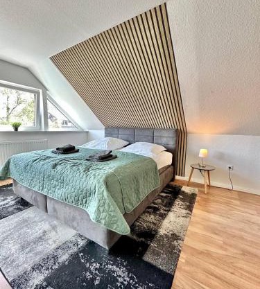 Großes City-Ferienhaus mit Terrasse, Grill und Parkplatz F19