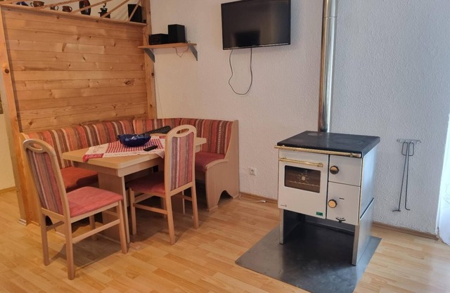 Großzügige Ferienwohnung mit Holzofen und eigenem Balkon