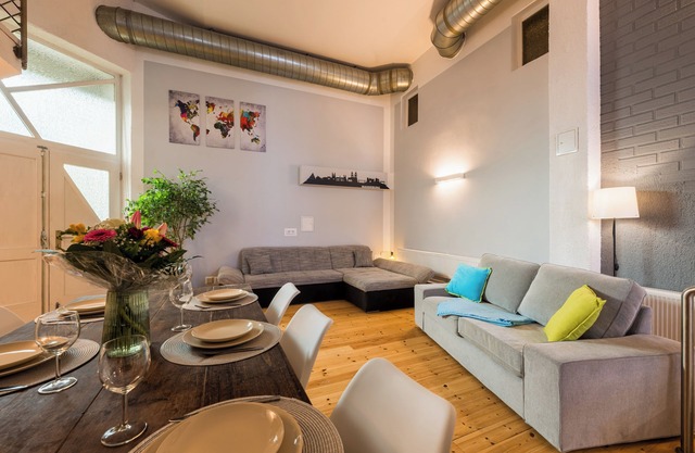 Großzügige Wohnung +140 qm in Magdeburg Top-lage mit Kicker für bis zu 7personen