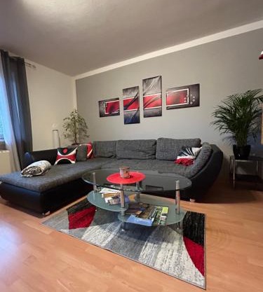 Große helle Ferienwohnung mit Balkon, ruhig gelegen mit guter Verkehrsanbindung